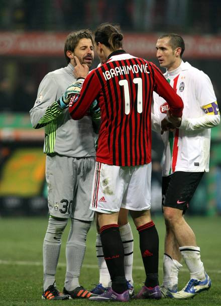 Oppure il faccia a faccia minaccioso con Storari, ma qui Ibra era un attaccante del Milan. Forte